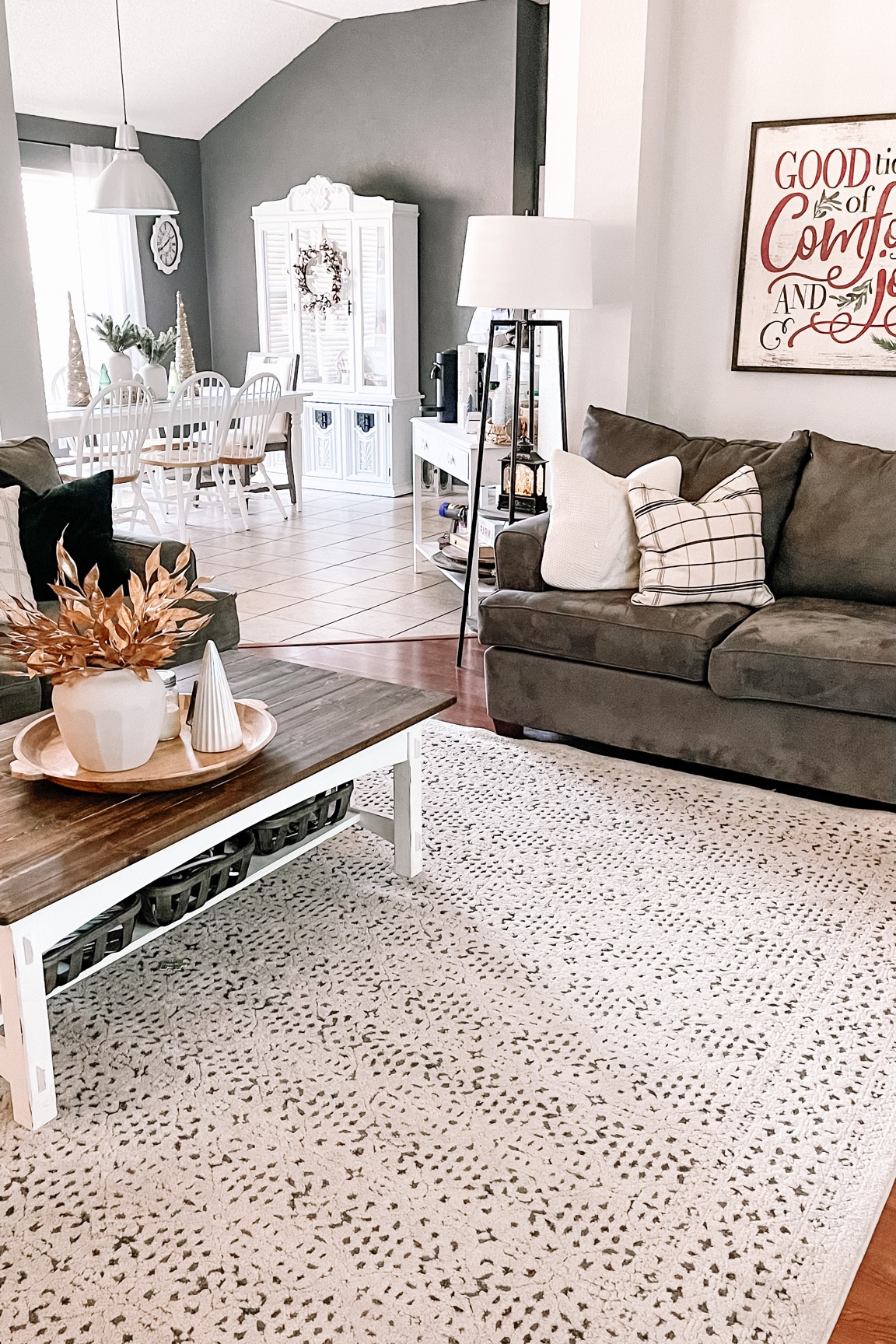 Christmas living room

#LTKSeasonal #LTKHoliday