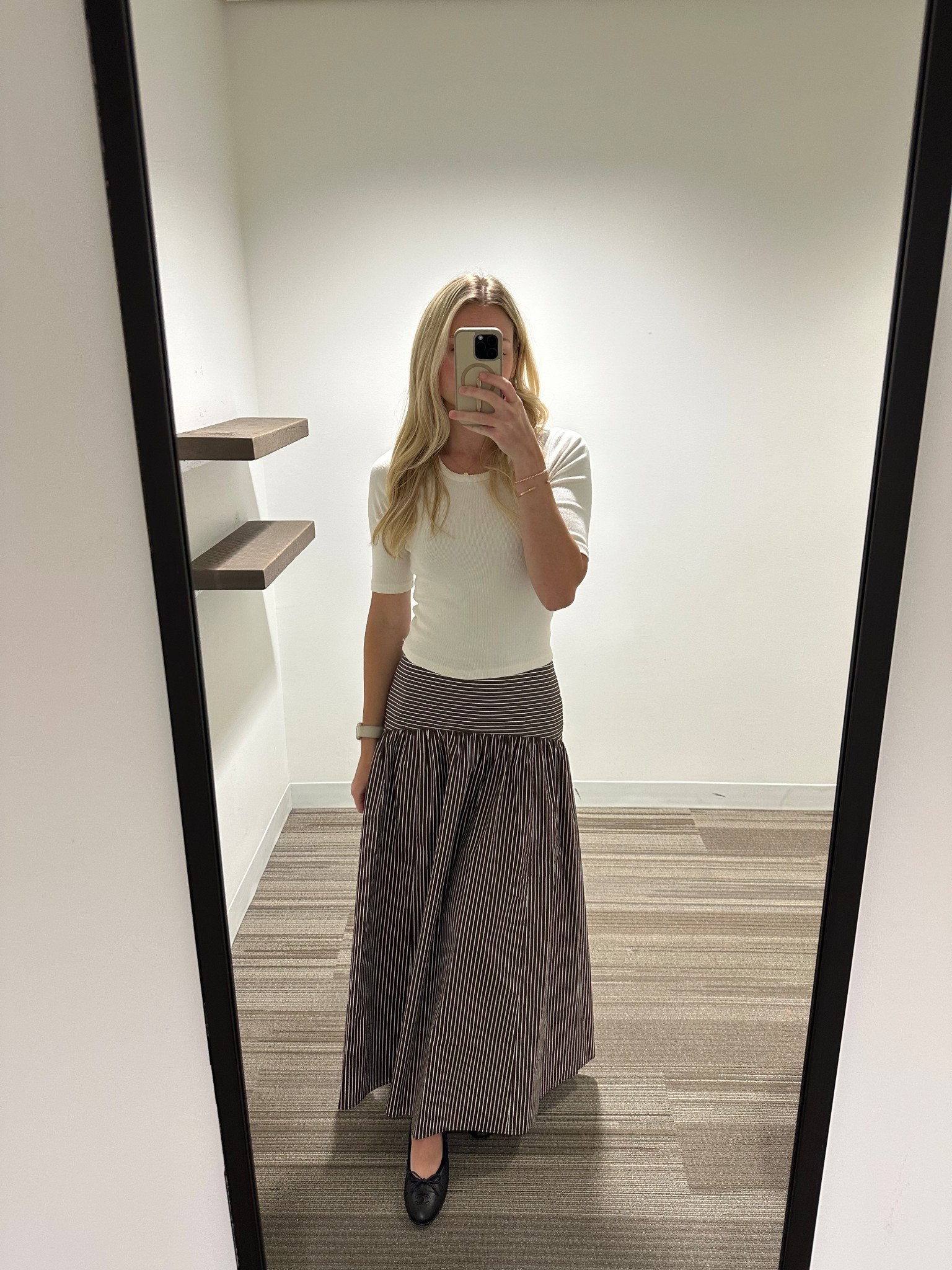 Work fit 🤎
Wearing a size 2 in skirt and linking similar top options