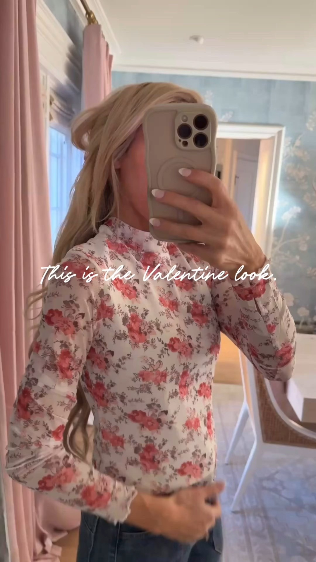 Soft florals, easy denim, and that quiet confidence kind of pretty you can wear on repeat. 



#EffortlessStyle #CozyDetails #MomStyle