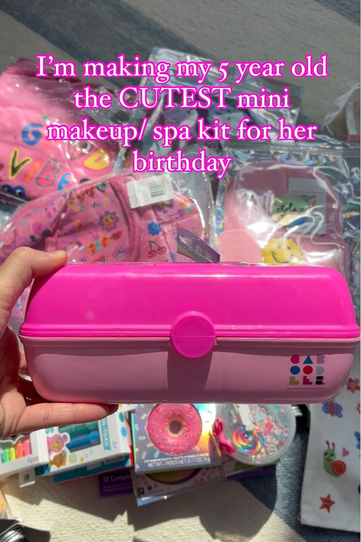 This is a perfect gift for a makeup/spa loving little girl!

It’s so cute, perfect little size for them and would make a great little travel kit💖

I LOVE attaching the face masks with a keychain to the handle!

Comment shop 

#girlsbirthdaygift #kidsgifts #kidsgiftideas #minicaboodle #makeupgift #ulta