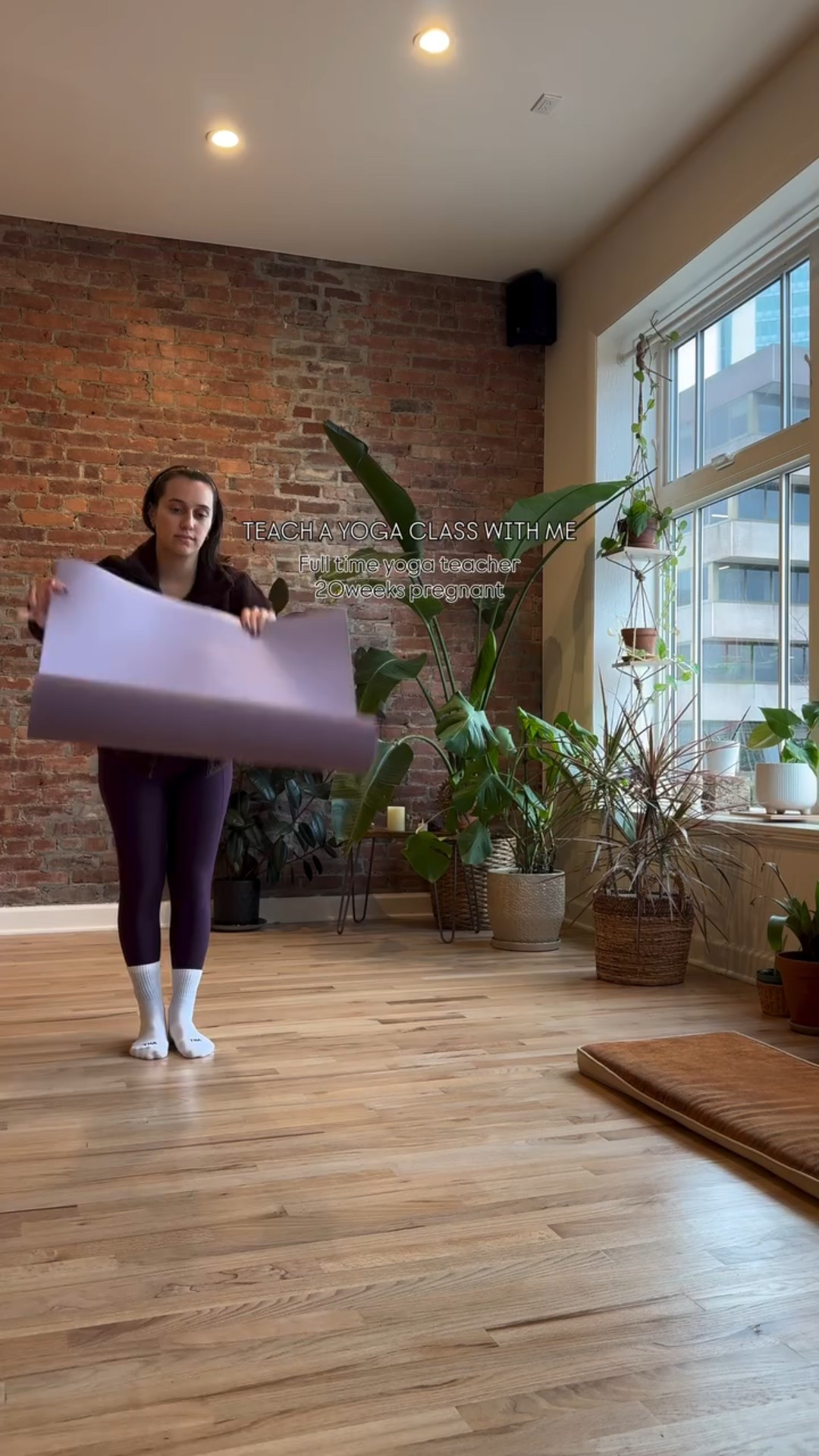 The real question is, hot sauce or ketchup on your egg sandwich? Comment 🌶️ OR 🍅 

#20weekspregnant #halfbaked #yogateacher #prenatalyoga