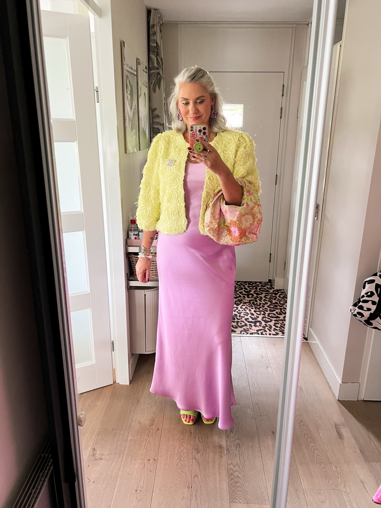 OOTD - Zaterdag. Vandaag bruiloftsgast en ik draag een roze/paarse tall satijnen jurk met daarover een geel jasje (Norah), gele schoentjes en een pailetten tasje waarin alle kleuren samenkomen.

#LTKnederlands #LTKwedding #LTKeurope