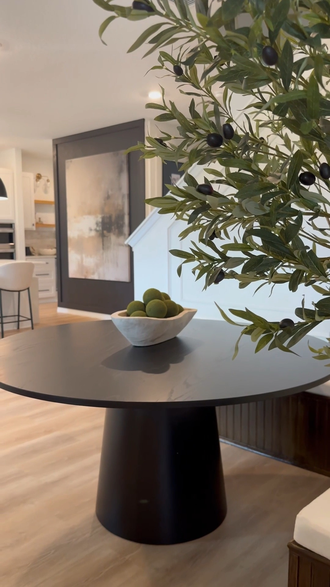 A timeless design that looks luxe 🖤



Home
Dining table
Dining room
Home decor
Black round table

#LTKHome