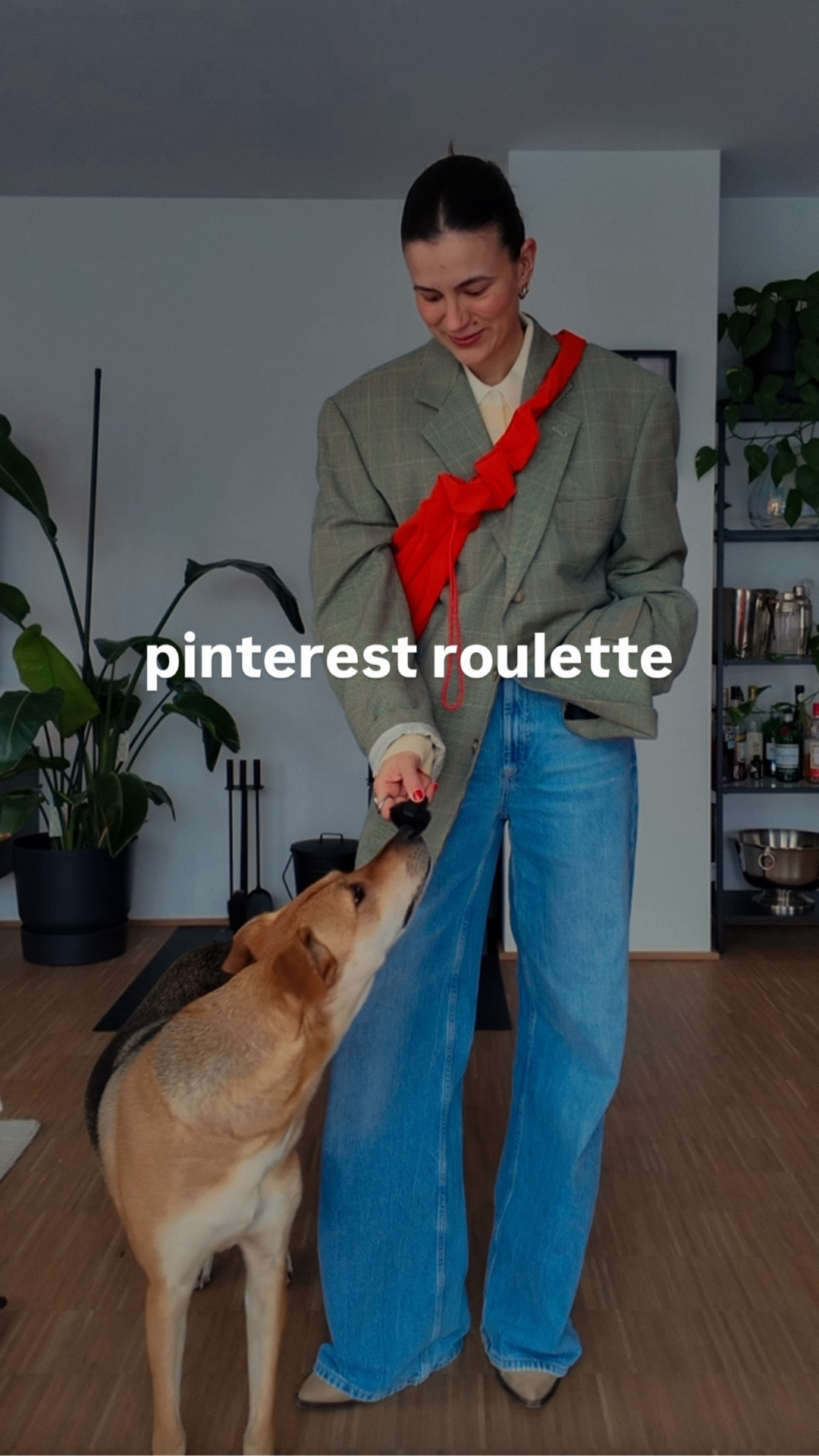 das outfit heute zeigt ganz gut, warum ich dieses format ein bisschen liebe: ich hätte den look so wahrscheinlich nie aus dem schrank geholt – aber ich liebs?! 🌚

und genau das zeigt auch: pinterest-inspo muss man nicht 1:1 kopieren, sondern kann sie nutzen, um neue kombis aus dem eigenen kleiderschrank auszuprobieren 🤝

und jetzt bin ich gespannt: wie findet ihr den loooooook? 👀❤️

#LTKdeutschland #LTKstyletip