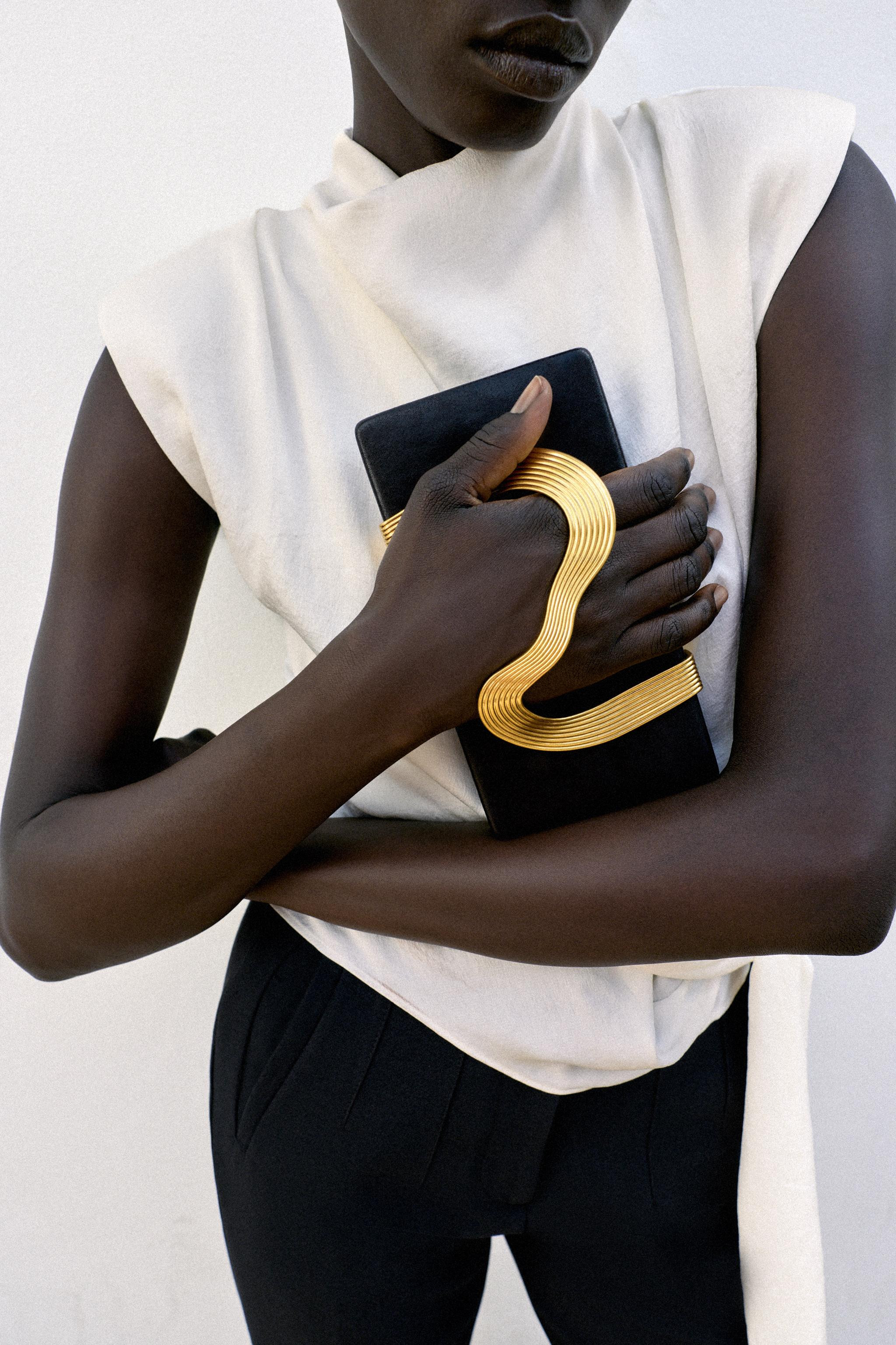 METAL DETAIL CLUTCH | Zara UK