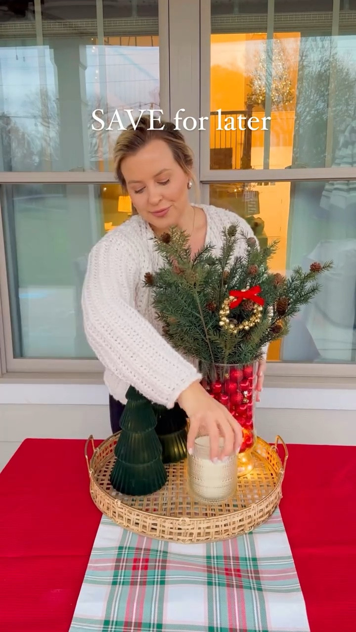 Follow @abraidedblonde for more DIY holiday ideas! 
Comment “SHOP” and I’ll send you what I used to create this floral arrangement! 

Who is decorating today?? ⭐️✨✨✨ 

#holidaydecorating #diyholidaydecor #diyholiday #diychristmas #diychristmasdecor #floralarrangement 

DIY Christmas decorations, diy holiday, holiday diy decor, diy holiday decoration ideas, diy holiday party decorations
