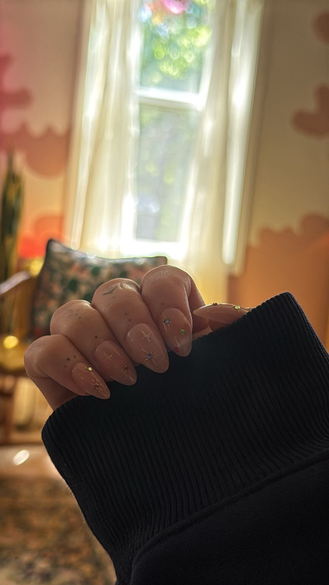 one week nail update 👌🏻 10/10 recommend the nails and either of these glues 🫶🏻 