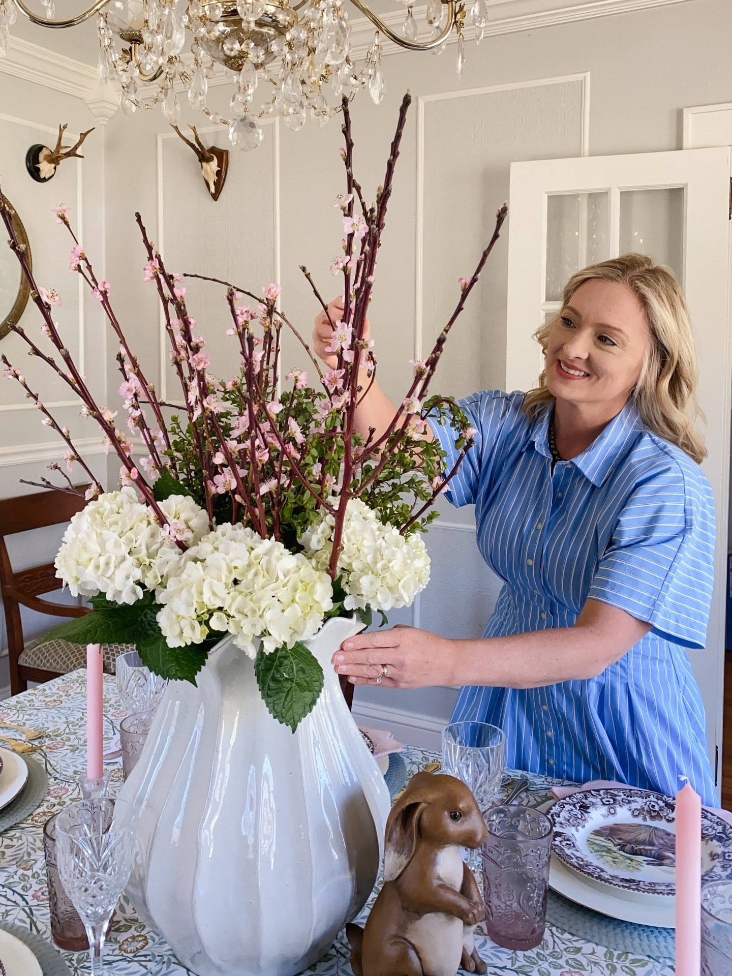 In early spring, a few branches can transform an entire room.

These were cut just before blooming and arranged in a simple vase to open naturally over the next few days. It’s one of the easiest ways to create spring floral arrangements that feel full and seasonal without needing anything elaborate.

Comment BLOOM and I’ll send you the full article with step-by-step instructions on how to cut, force, and arrange flowering branches indoors.

Would you try this in your home this season? 🌸