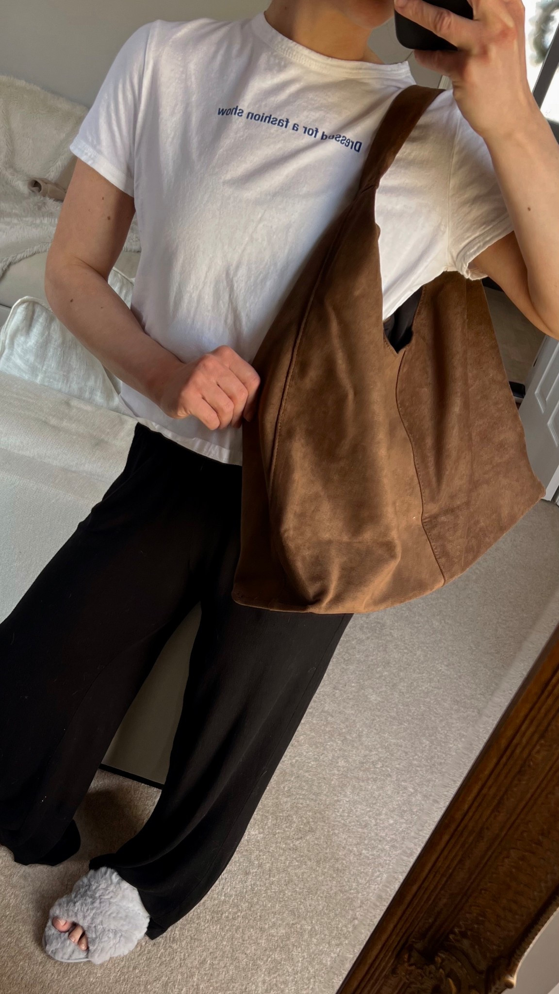 Chocolate brown faux suede oversized slouchy tote bag


PrettyLittleThing | PLT

#LTKItBag #LTKFindsUnder50