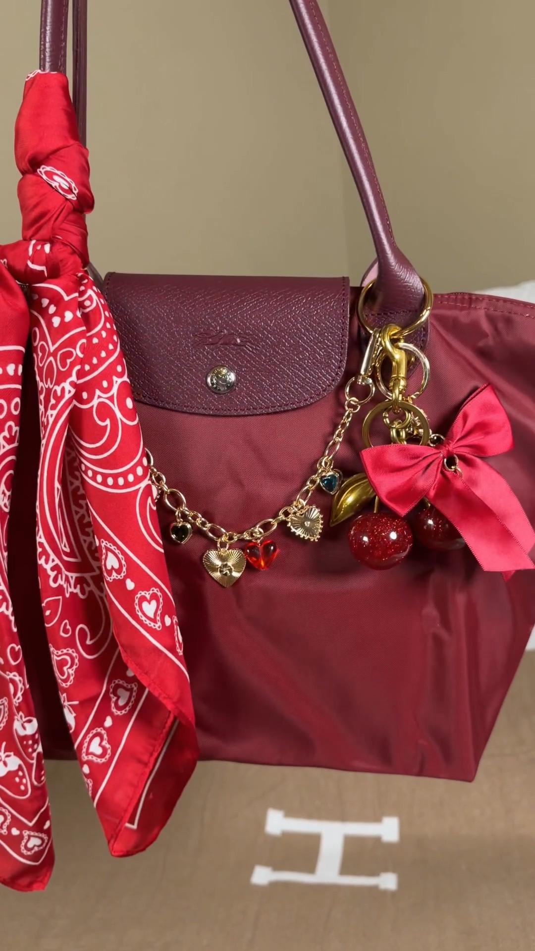 Valentine’s Day vibes with the pomegranate Longchamp ❤️ Comment SHOP & I’ll dm you the links ❤️

Cherry bag charm
Cherry wallet card holder from Amazon
Heart scarf from Target
Red now charm
Bridgerton
Longchamp Le Pliage medium 
What’s in my bag 
