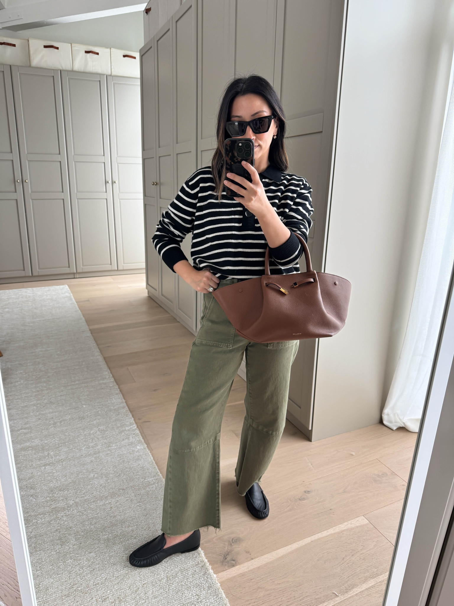 Fall workwear outfit ideas with denim

J.Cree cashmere sweater xs - old
Le Jean utility barrels 25
Vince loafers 5
DeMelliser bag medium
YSL sunglasses