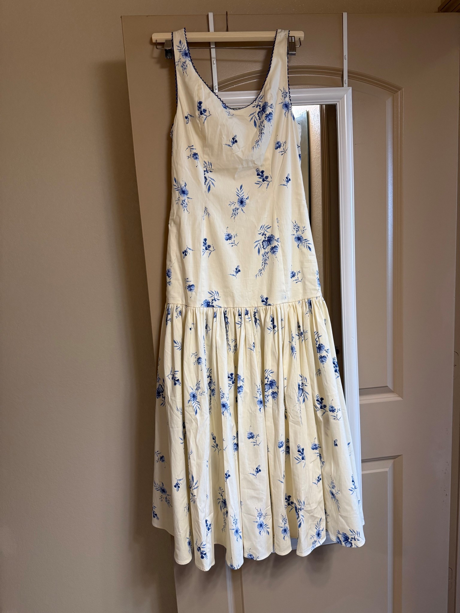 This dress is gorgeous and fits TTS! Would be absolutely perfect for a garden wedding, Easter, and so on. 

Wedding guest dress. Easter dress. Spring dress. 