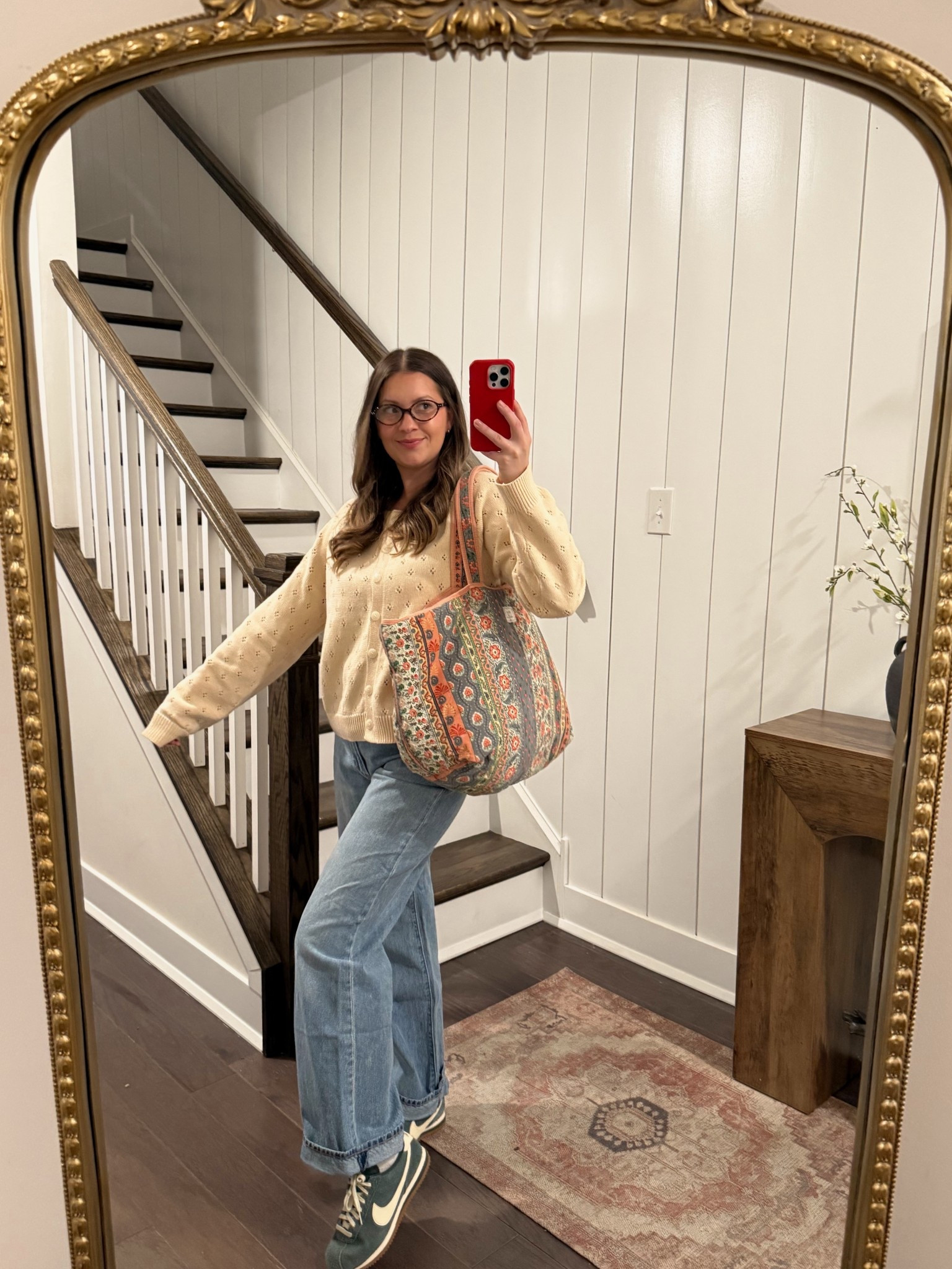 Size L in the sweater, size 30 in the jeans but they run big! 