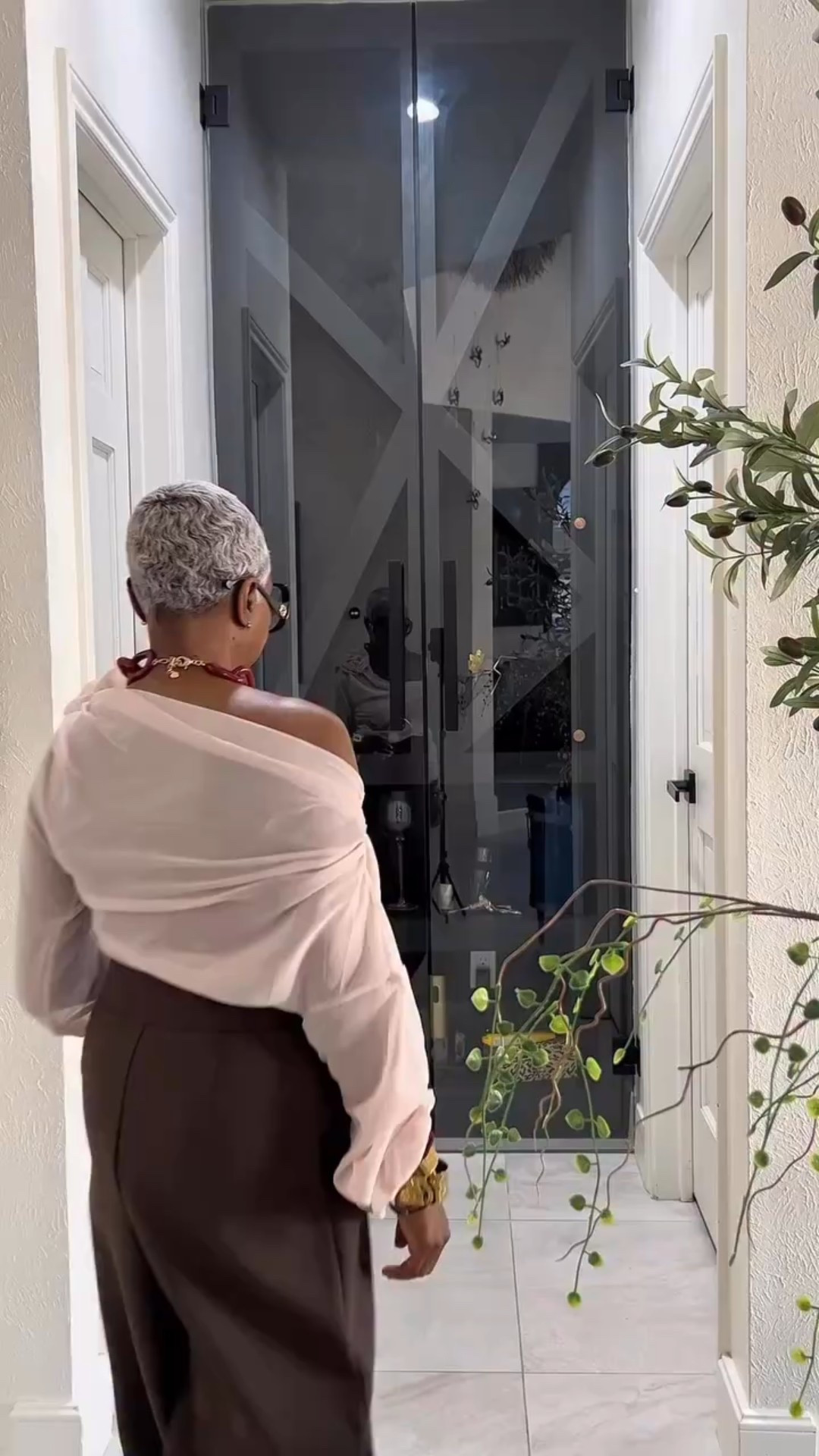 Asymmetrical blouse
Pumps