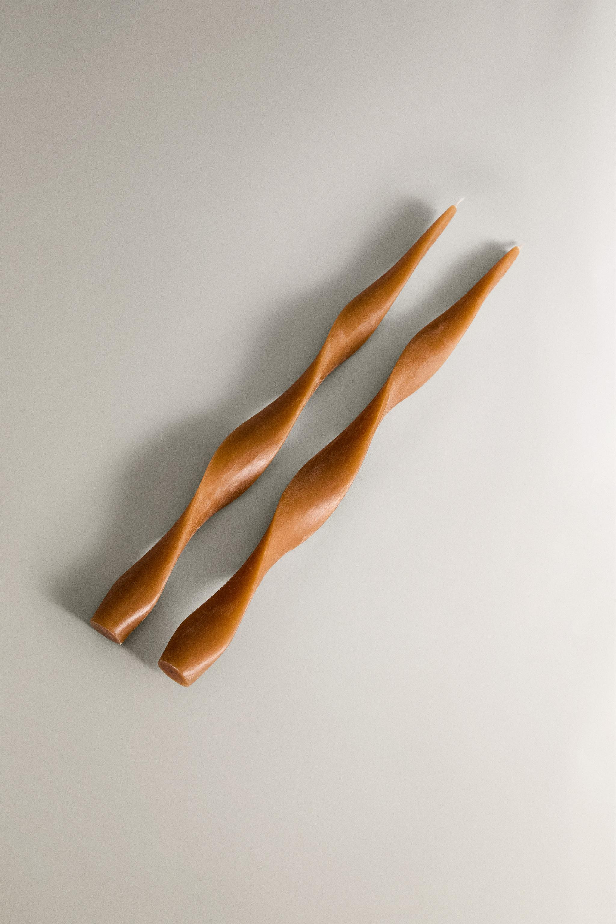 SET OF DECORATIVE POWDERED CANDLES (SET OF 2) | Zara US