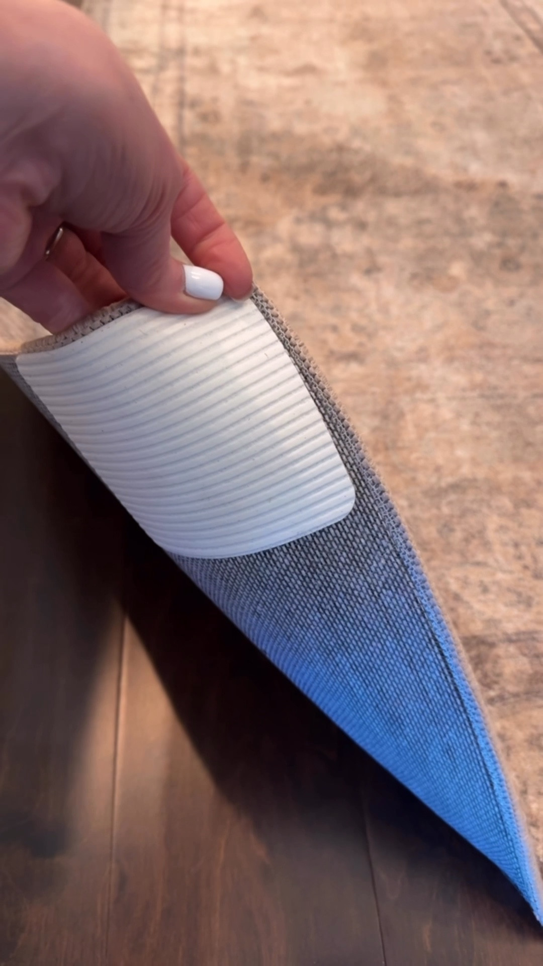 RUG GRIPPERS

These work amazingly well to hold runners and rugs in place.



#LTKHome #LTKmomlife #LTKstorytime