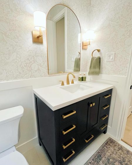 #WallpaperWednesday always goes perfectly with a bathroom remodel.👌🏻This room went from basic to beautiful and now has a warm glow that just welcomes you in. 

#LTKhome #LTKstyletip #LTKsalealert