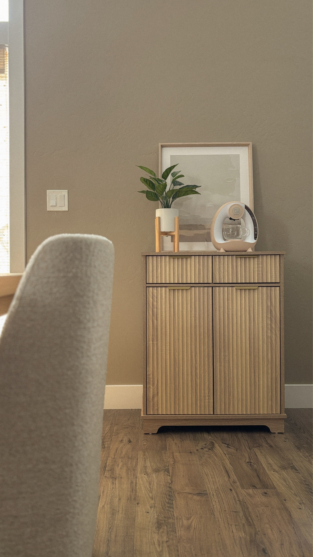 Stylish, spacious, and effortlessly smooth 🤎
This modern buffet cabinet brings generous storage with adjustable shelves and soft-close drawers that keep everything neat and clutter-free. Whether styled as a dining room sideboard, a chic coffee bar, or an entryway console, it’s a versatile statement piece that seamlessly blends beauty and function.

#amazonfind #buffetcabinet #sideboard #homedecor #storageideas #neutralhome #entrywaydecor

#LTKSpringSale #LTKHome #LTKSaleAlert