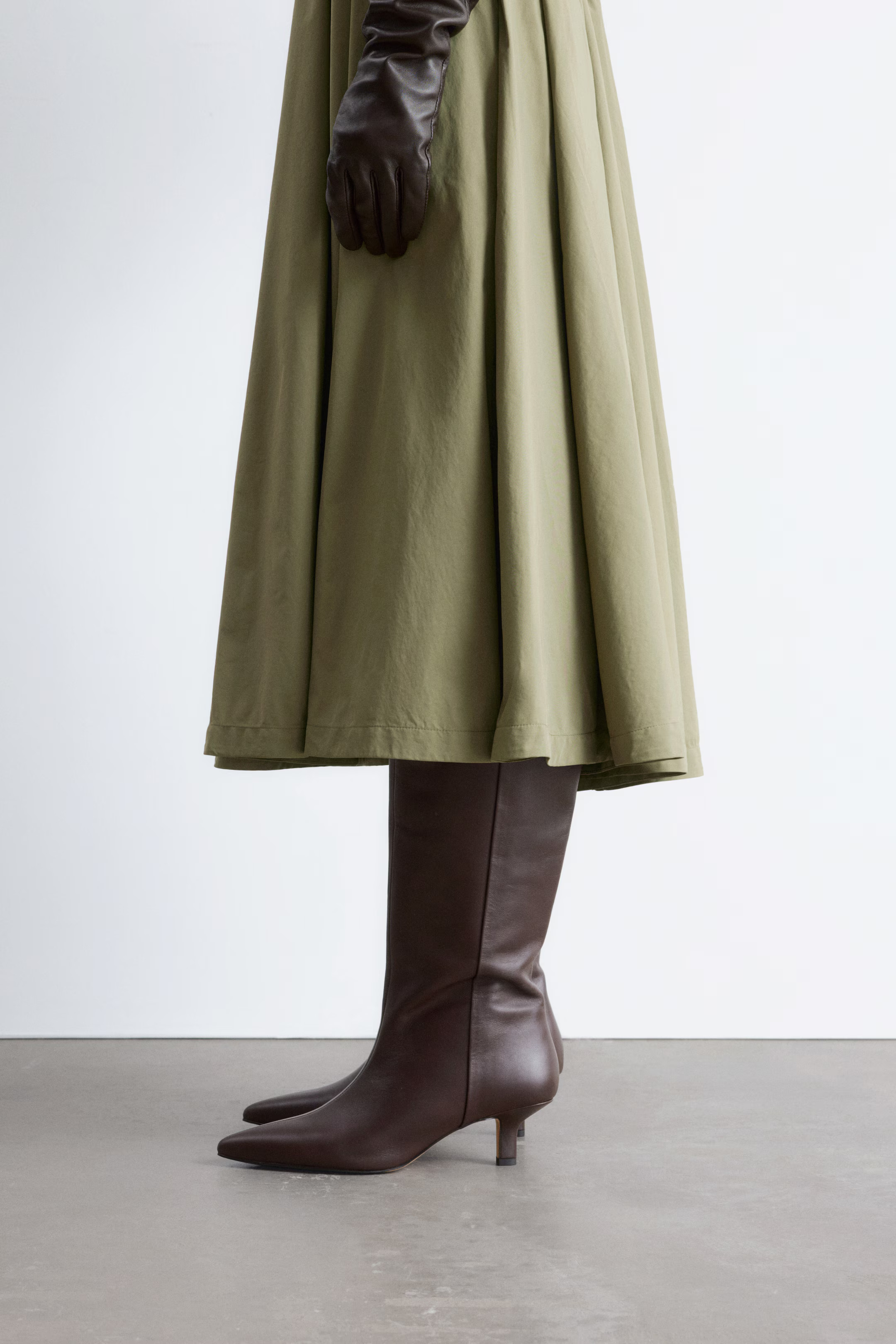 Kniehohe Lederstiefel mit Kitten-Heel | H&M (DE, AT, CH, NL, FI)