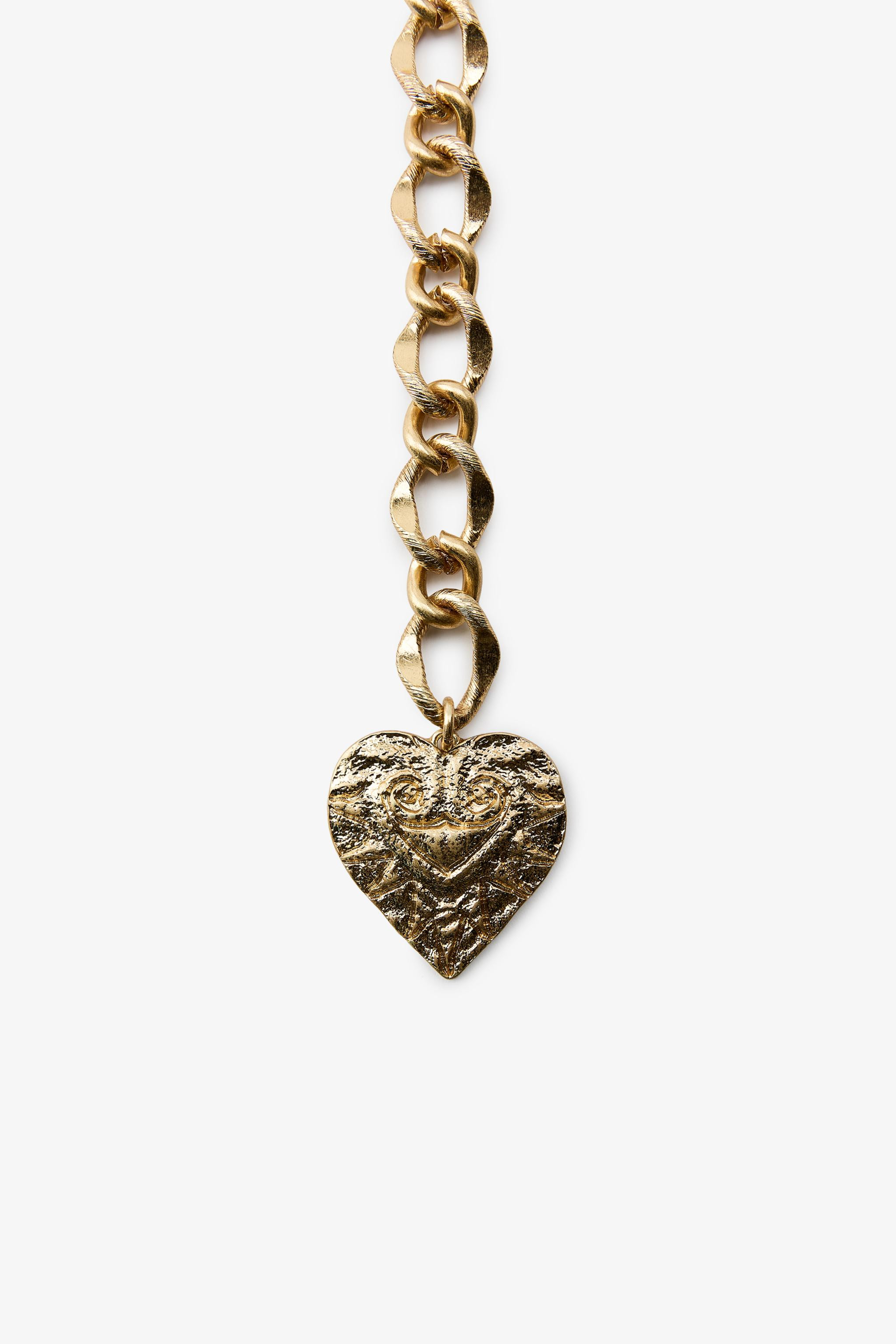 Metal link chain belt with an engraved heart pendant. Lobster clasp fastening. | Zara UK