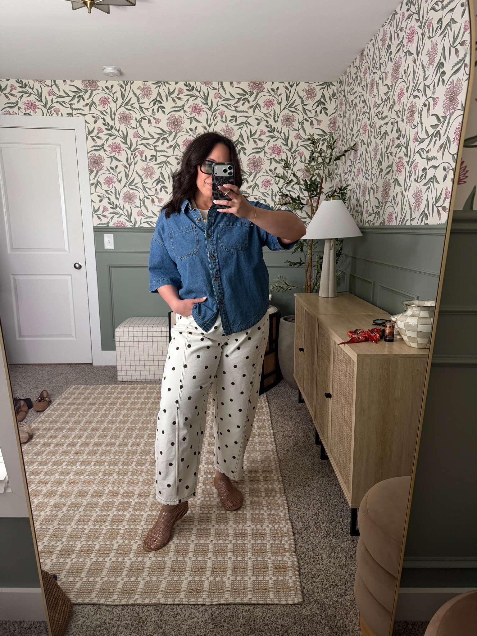 Same denim shirt but with my favorite polka dot pants! 👏🏻🤎

#LTKMidsize #LTKBeauty #LTKootd