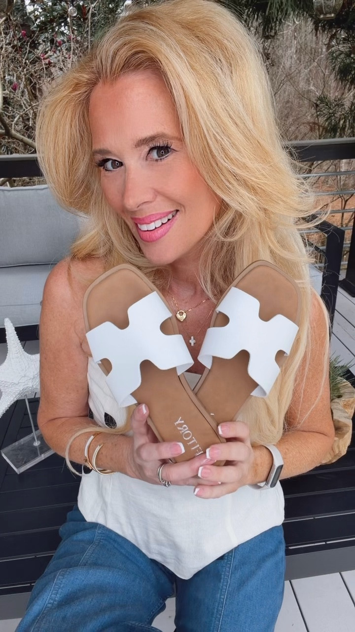 Amazon sandals that look designer 👡

Crisp white + that rich tan footbed = instant polish.

Shop through my link and use
10% CODE: FitoryC at checkout ✨

#amazonfinds #amazonfashion #elevatedeveryday

#LTKTravel #LTKSeasonal #LTKootd