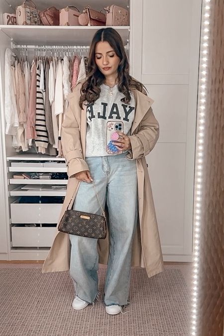 Yale H&M grey sweatshirt Louis Vuitton Eva clutch

#LTKfindsunder50 #LTKover40 #LTKstyletip