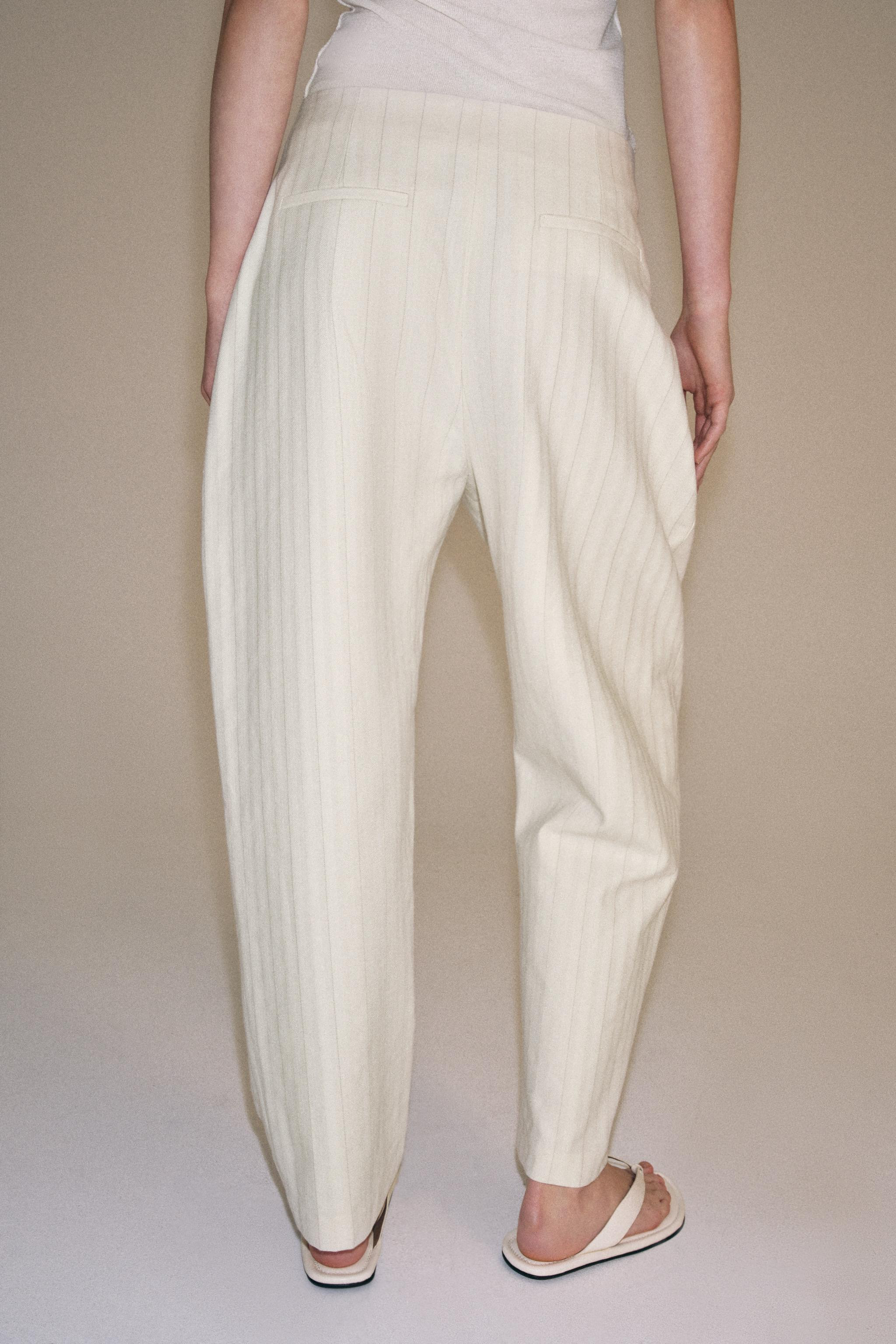 ZARA WOMAN COLLECTIONMid-rise pants made of a viscose blend. Side seam pockets. Front pleat detai... | Zara US