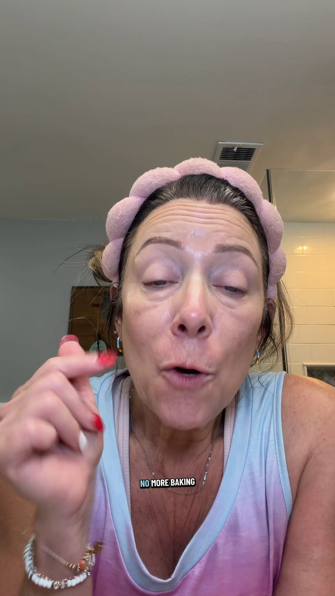 For the days when my face forgot it’s summer 😂☀️ The Maybelline Tanning Drops have become one of my favorite easy beauty hacks for a natural-looking glow. #maybelline
#tanningdrops
#summerglow
#glowingskin
#over50beauty