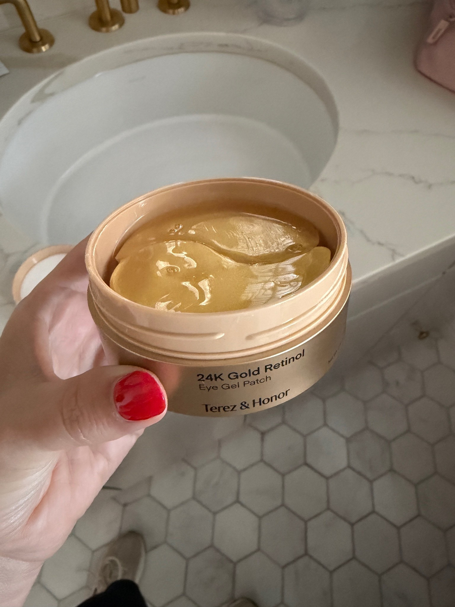 The @terezandhonor 24k gold retinol eye patches are extremely hydrating and feel so luxe on your skin!! #ad

#LTKBeauty