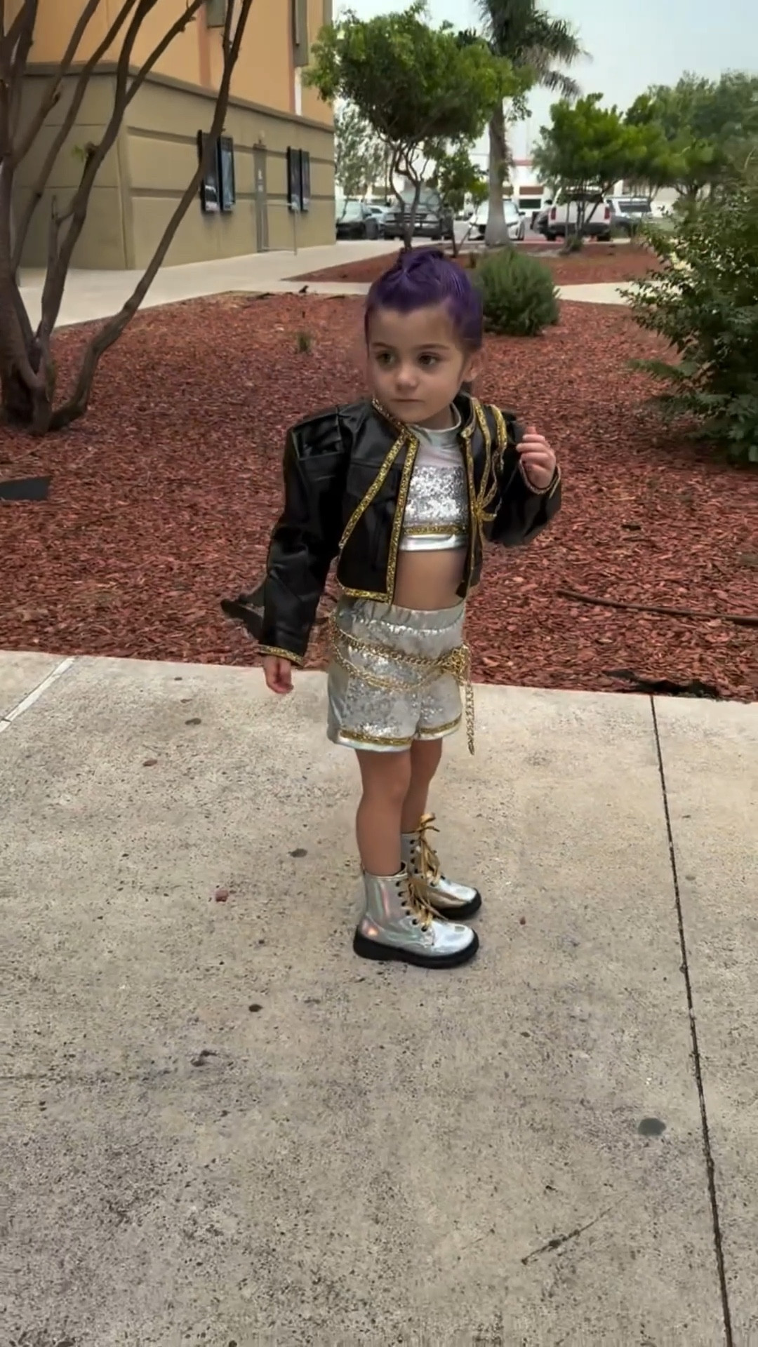 With the help of @readsandthingswithv my @shoptucky and @amazon we pulled off this toddler costume for the K-Pop Demon Hunters sing-a-long at @cinemark 🥹 this was a no sew project for my fellow non-crafty moms! Everything is available on my st0refront #kpopdemonhunters #rumi #rumikidscostume #diyrumicostume #golden #rumicosplay