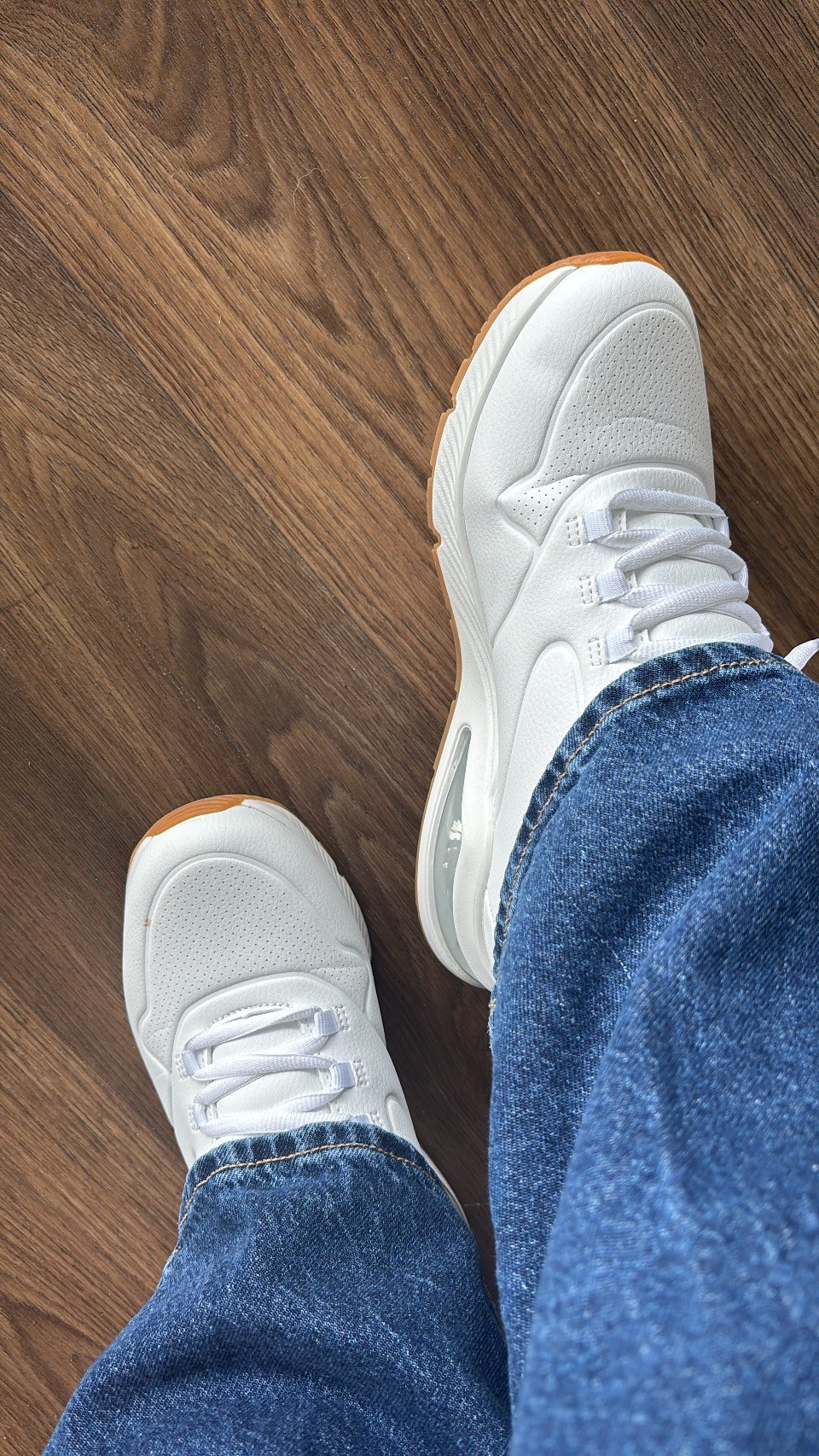Comfort & Style with these white Sketcher UNO 2 Air  