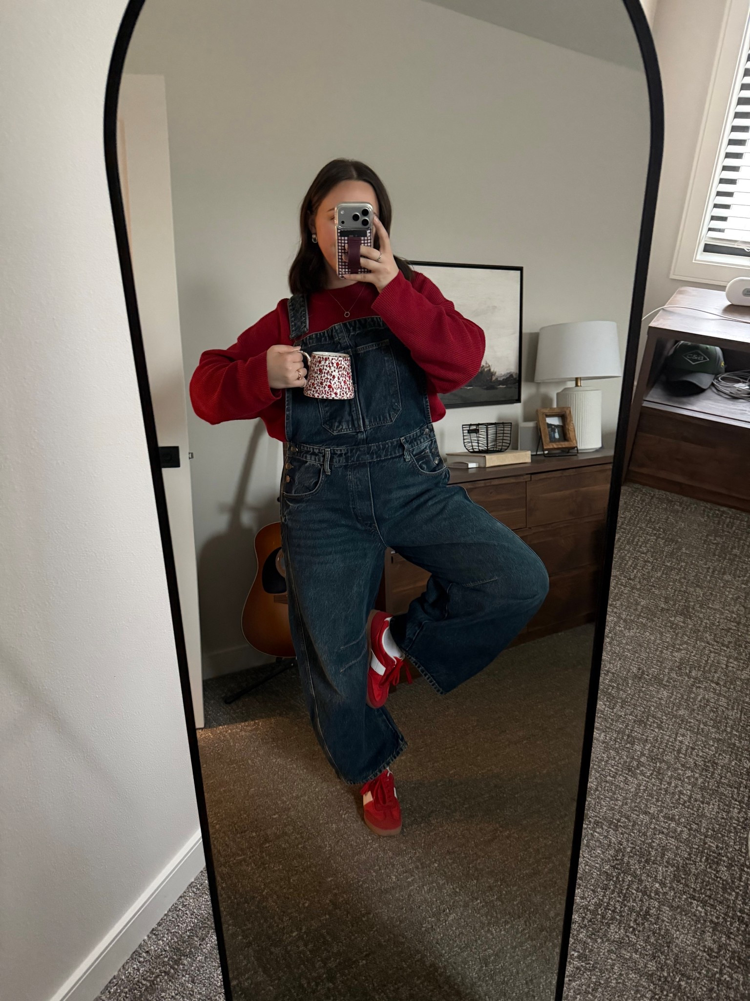 Overalls: L
Shoes: regular size 8
