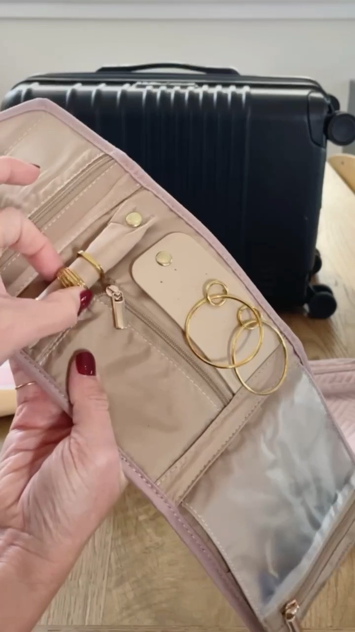 Jen’s Travel Must-Havegrab

#LTKtravel #LTKHoliday #LTKbeauty