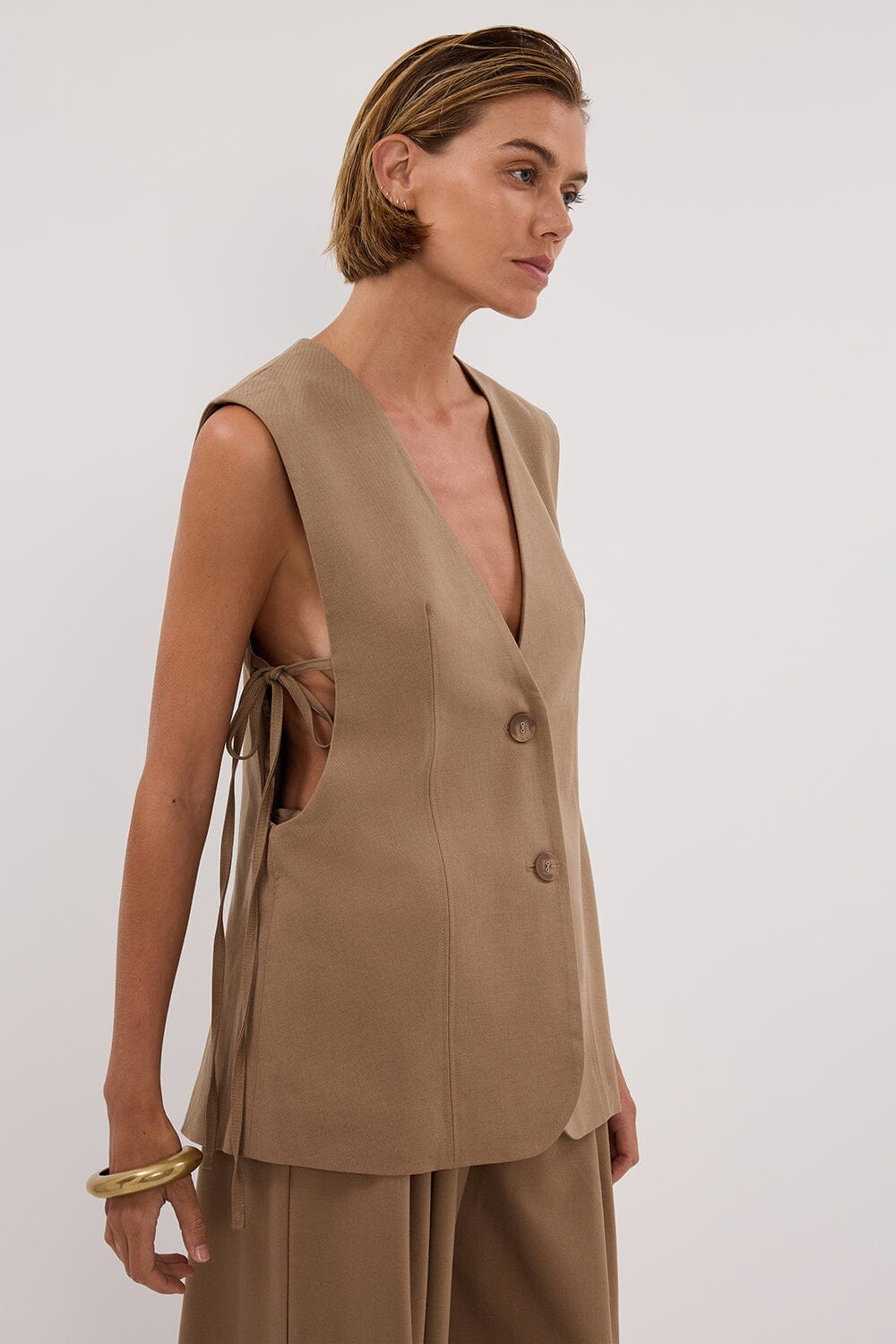 LISE TAN LOW CUT VEST | DISSH