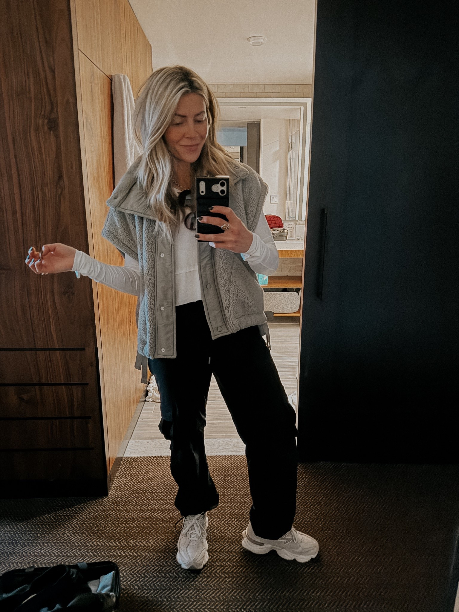 •reg size small in white top
•reg size small vest
•reg size small pants 