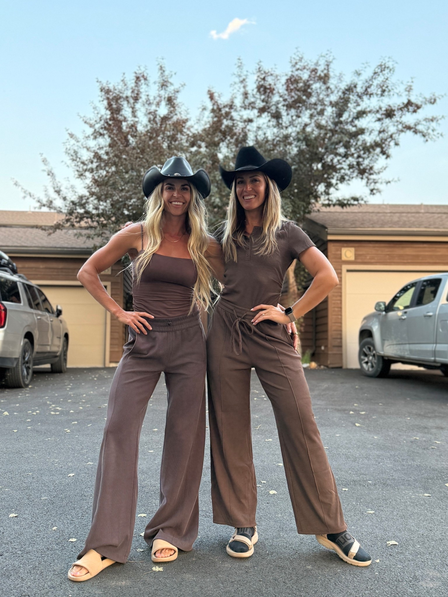 Exact top linked- size small 
My pants are lululemon but older, wearing a size up for a more baggy fit. Linked some similar styles here 