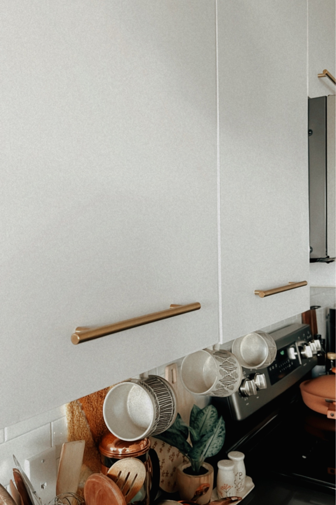 Link to the contact paper i used to cover these cabinets and the gold hardware!