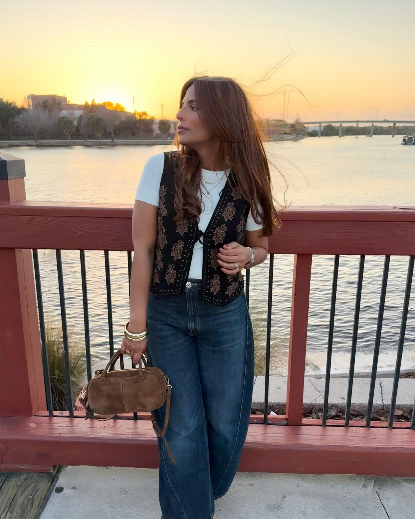 Menos ruido, más calma🤍

Un look sencillo que nunca falla.✨💫✨
Todo es de Zara.

#EffortlessStyle
#DenimLook
#EverydayOutfit
#StyleInspo
#GoldenHour
