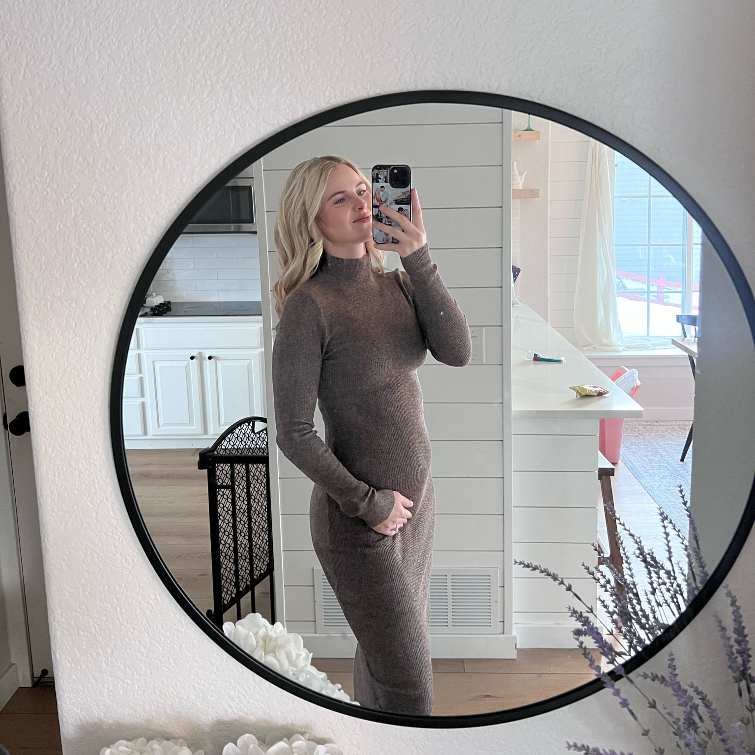 Maternity dress that I’m obsessed with! Happy Sunday!