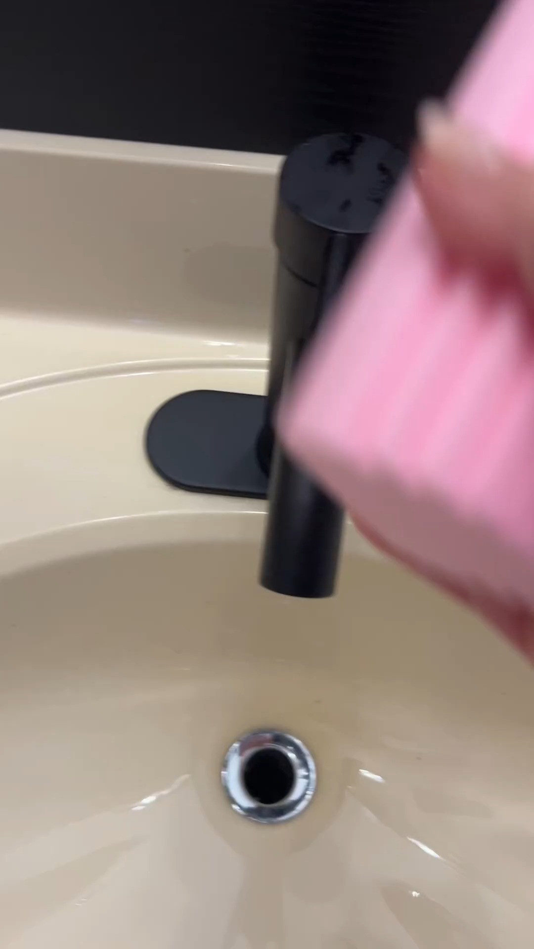 The BEST Duster Sponge for Window Casing Cleaning!
 

 #LTKWatchNow #LTKHome