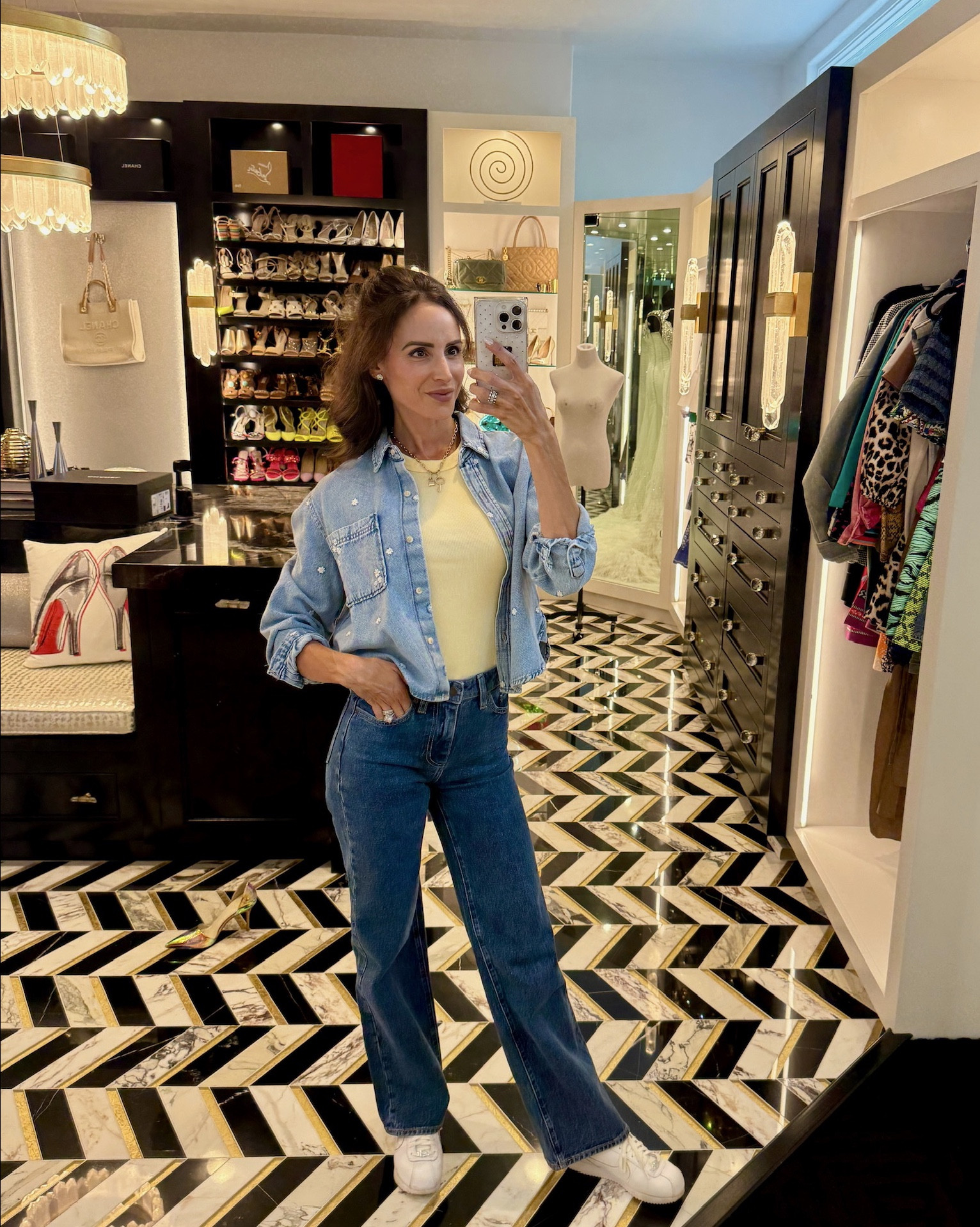 The cutest casual look from Old Navy & Aritzia! These jeans are the perfect fit and I love the yellow tee for a pop of color (comes in regular, petite, and tall sizing)💛


#LTKPetite #LTKStyleTip #LTKSaleAlert