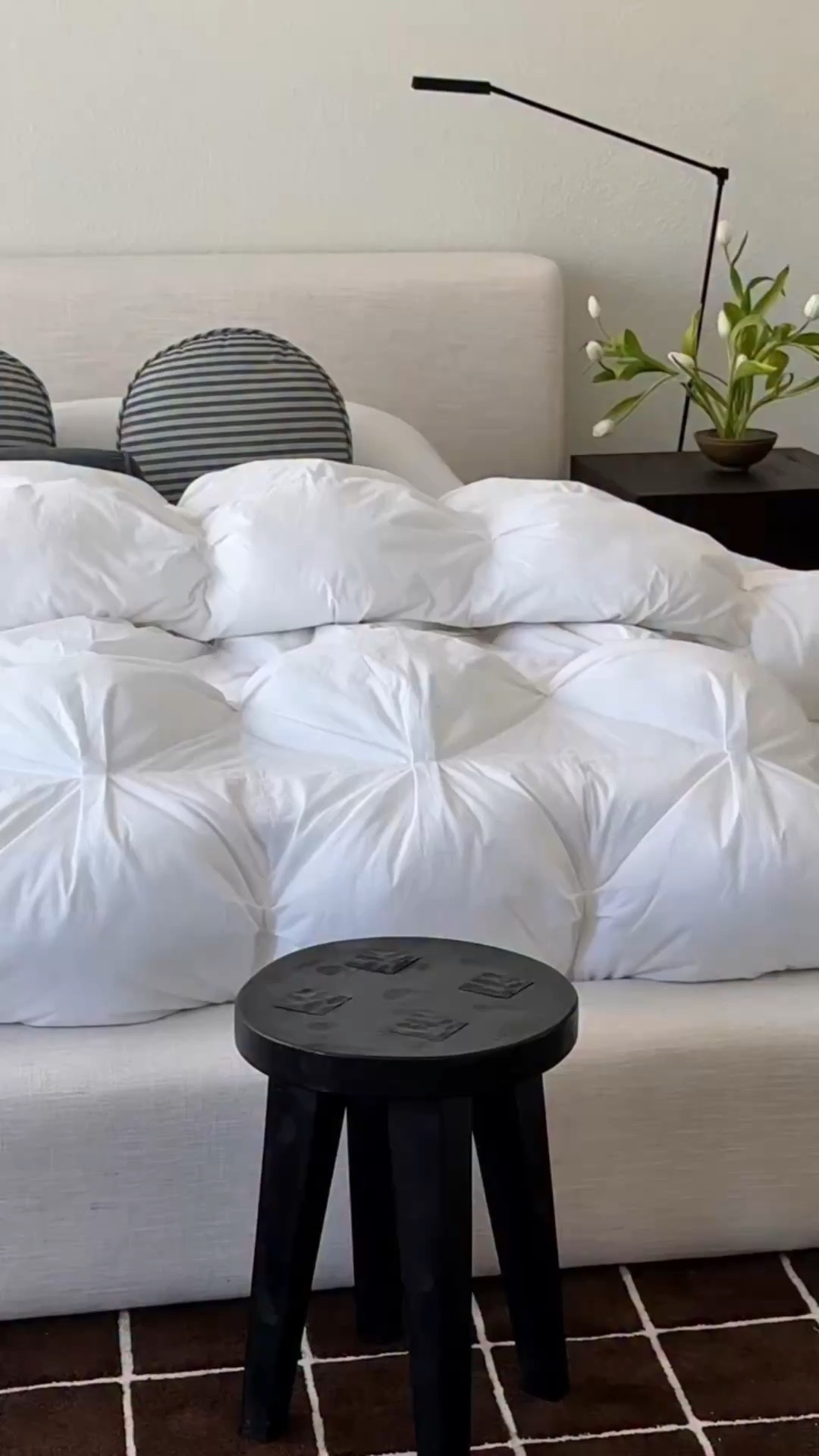 Spring calls for bedside tulips🕊️

#nightstand #stylingtips #tulipseason #japandi #bedroominspo