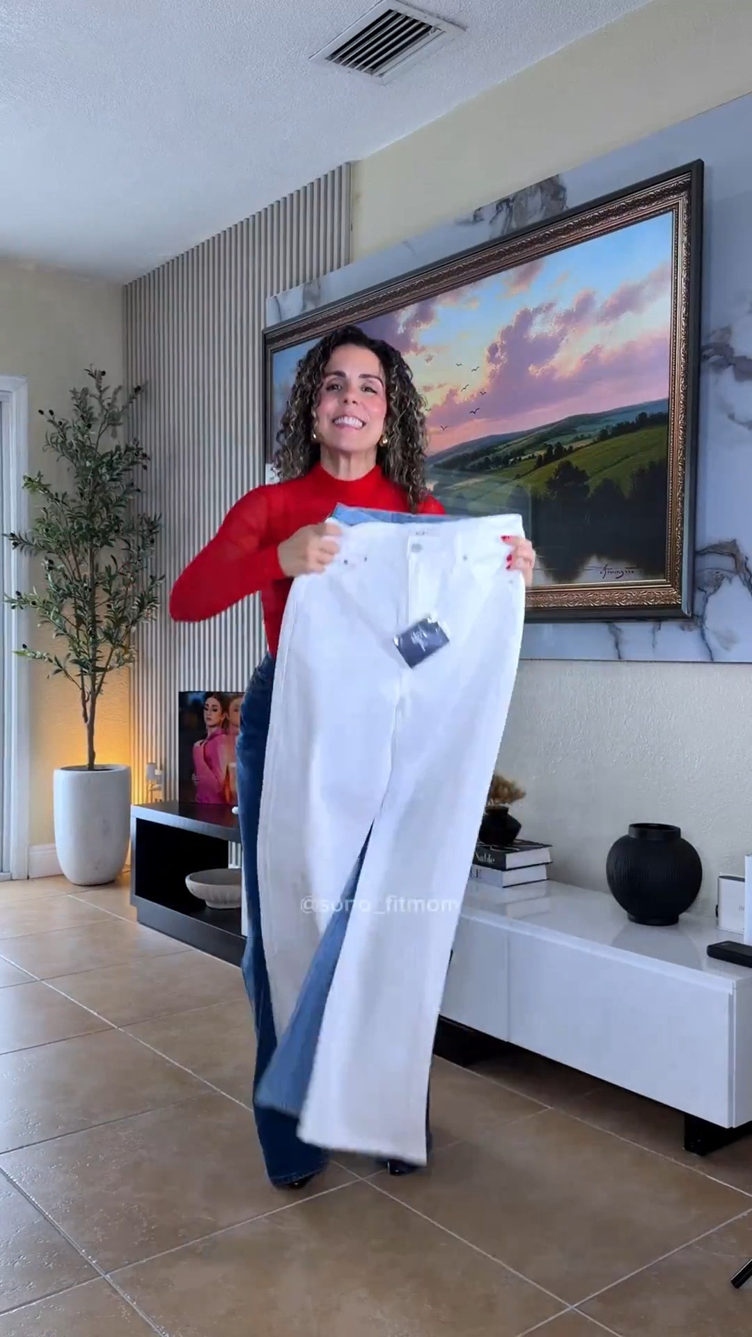  

No vayas a cometer el error de ordenar 👖de @amazonfashion sin ver esto 😱?!

Peso 125 libras y mido 5’02” como referencia, los más oscuros queda un poco holgado, para ancha y de tiro alto, me fascina este estilo , el azul más claro mi favorito queda perfecto y el jean blanco estilo boot cut , súper lindo también … todos de tiro alto y no aplasta los glúteos 👌. No son muy elastizados así que ordena tu talla , yo ordené talla 4 en todos . Ahh y todos tienen los broches detrás en el fajín para evitar que se te haga el gap detrás .

📌También te dejo los detalles en mi Amazon storefront en la lista de “Enero“

Cuál de todos es tu estilo ?

➡️Jeans holgados
➡️Jeans wide leg
➡️Jean boot cut

 