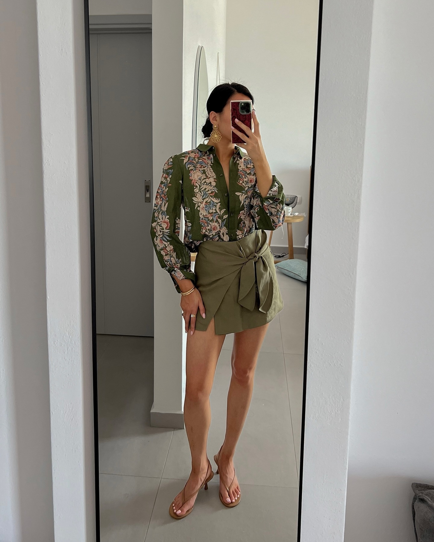 A few looks in Greece 

Look 1 
Blouse @sezane 
Skorts @zara 
Shoes @mango 

Look 2 
Top & trousers @zara 
Shoes @mango 
Luggage & bag @monostravel 

Look 3
Jumpsuit & earrings @sezane 
Shoes @neous 

Look 4
Top @lumina_fashion_official 
Bikini @berlookofficial 
Earrings & necklace @fedomajewellery 
Bag @bonheur 

*pr products included

#summerfashion #outfitideals #minimallook #traveloutfit #sezanelovers #classicstyling #parisianchic #minimalaestics #inspriation #summerlookbook effortlesschic #minimalootd #shaythelight