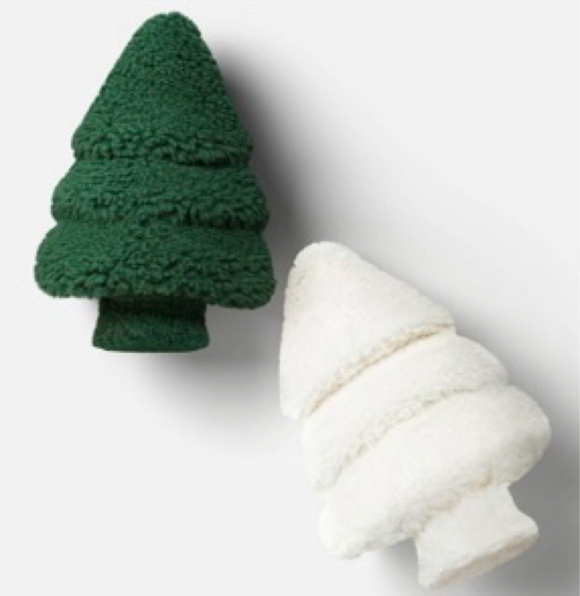 Cutie shearling Christmas tree pillows!!



#LTKHoliday #LTKfindsunder50 #LTKSeasonal