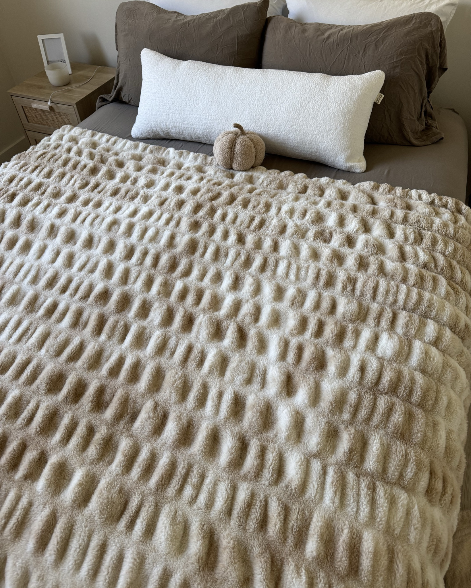 Bedding this week: Soft Cozy Earth Sheets and the SOFTEST blanket I’ve ever felt from Lola Blankets☁️

Details:
Sheets color: Walnut
Lightweight blanket color: White
Lola Blanket Color: Caramel and Creamm

Luxury sheets neutral home decor soft blanket bedding gift ideas bedroom gift guide winter sheets fall bedding winter bedding 

#LTKHoliday #LTKHome #LTKGiftGuide
