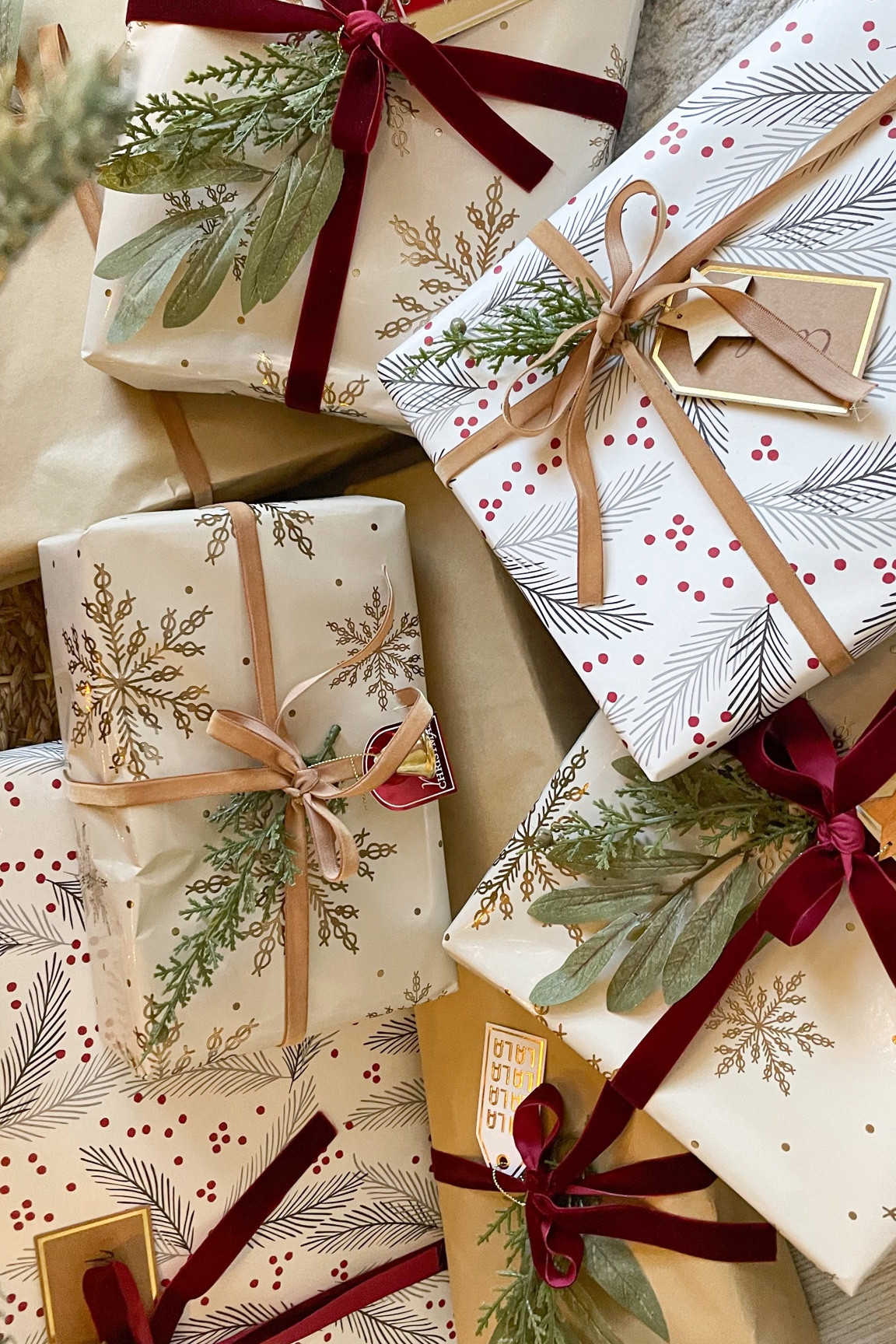 Gift wrapping ✨

Christmas, presents, gifts, wrapping paper, neutral, holidays, navidad, regalos, ribbon, velvet, burgundy, wine, beige

#LTKHoliday #LTKSeasonal #LTKhome