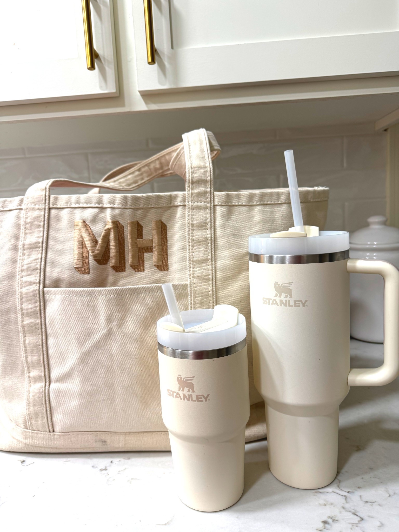 I loooove this monogrammed tote bag because it zips! 😍 