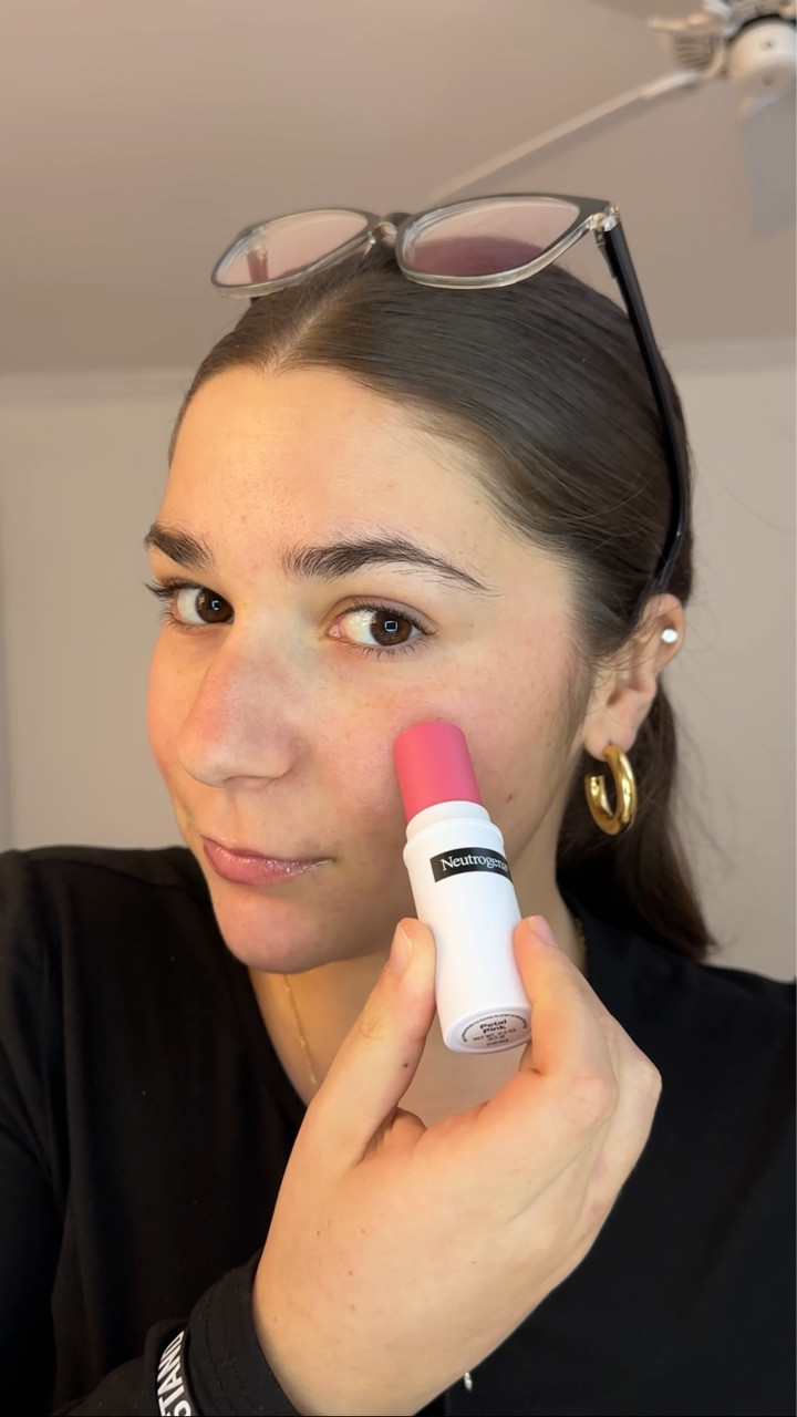 #ad just because we have acne DOESNT mean we can’t love our skin! I ran to @walmart to grab the new healthy glow blush stick from @neutrogena  and YALL IM INLOVE! This is a no makeup- makeup look STAPLE🤏

#beautytoascience #neutrogena #newmakeup #skincaremakeup